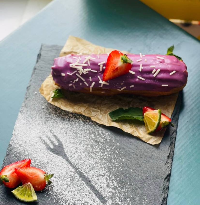 Эклер черничный