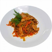Гречневая лапша со свининой и пикантным соусом