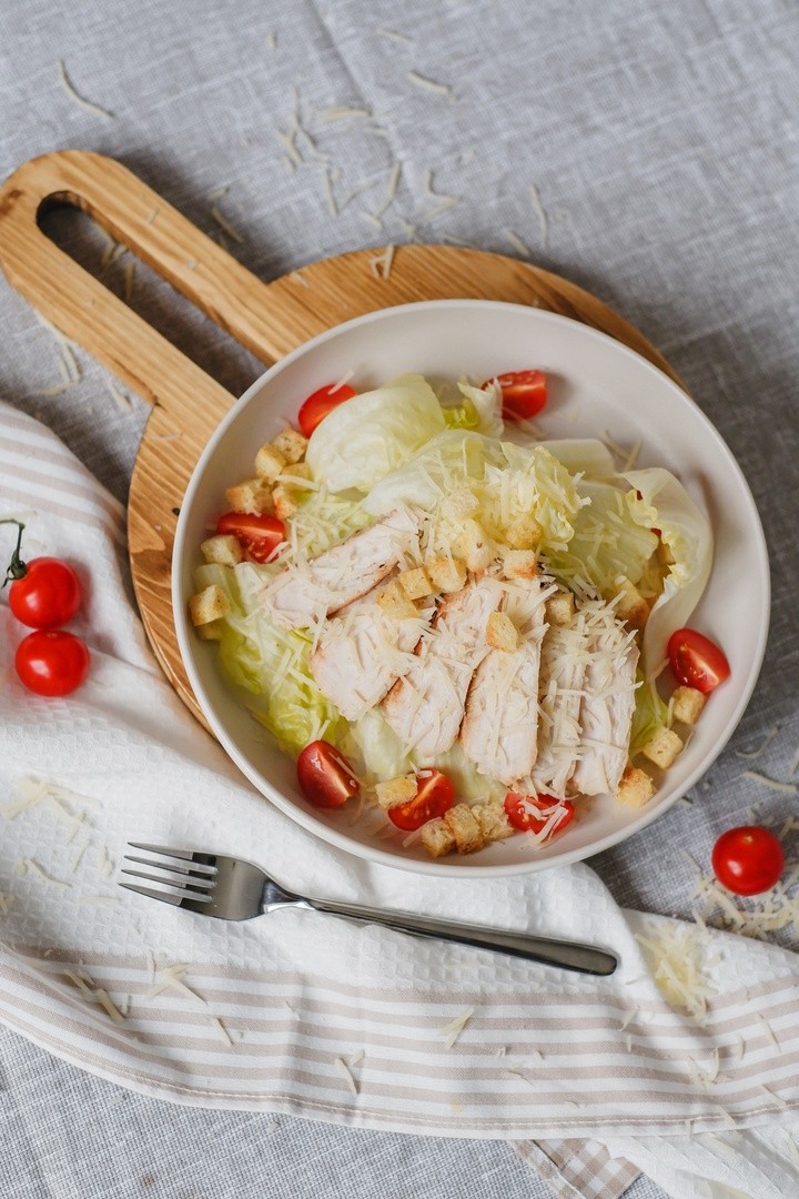 Салат Цезарь с курицей