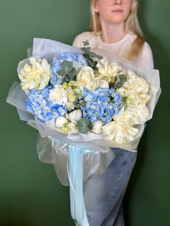 Букет с гортензиями ,французскими белыми розами,пионами и эвкалиптом