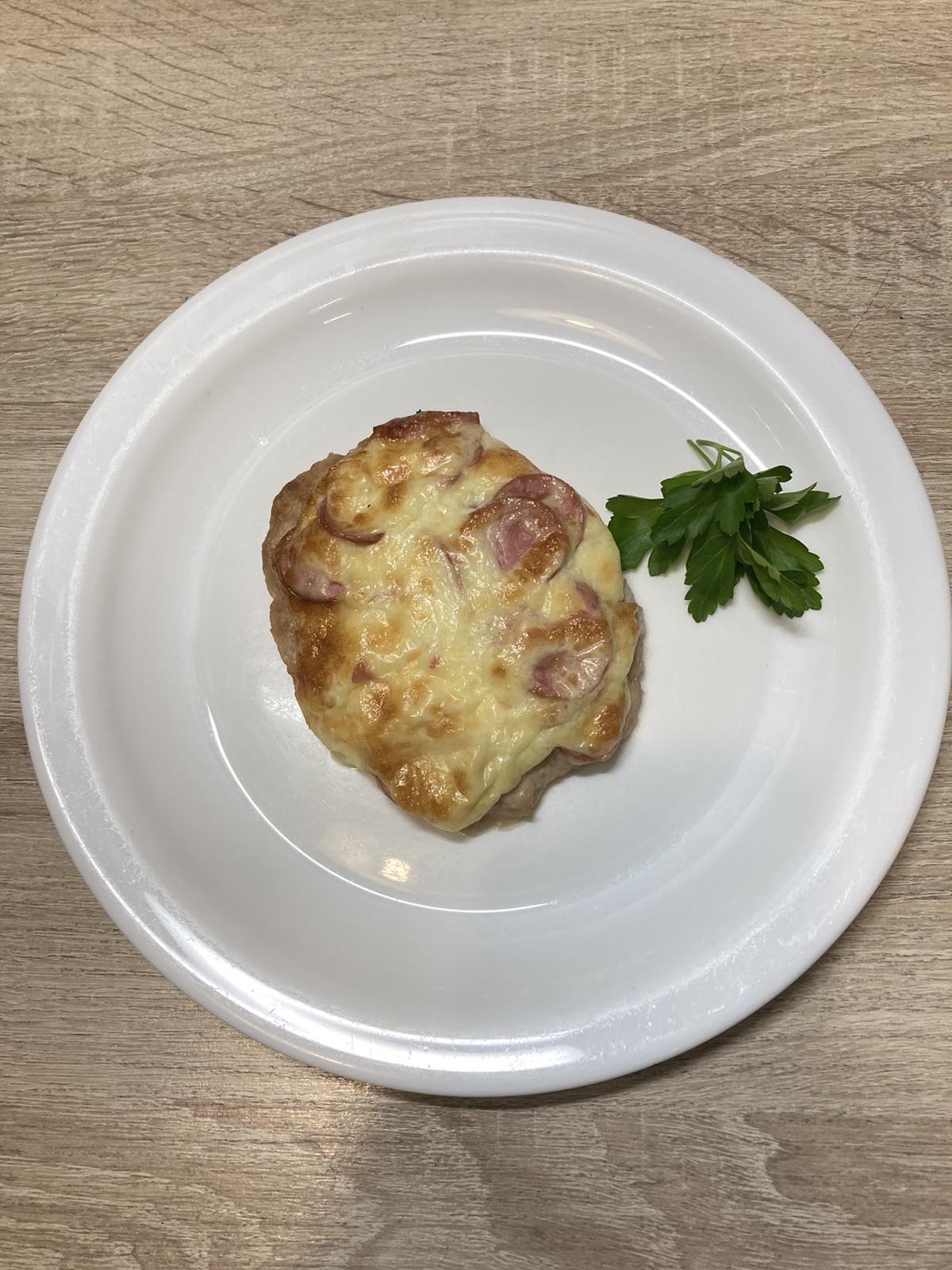 Кура запеченное с сосисками