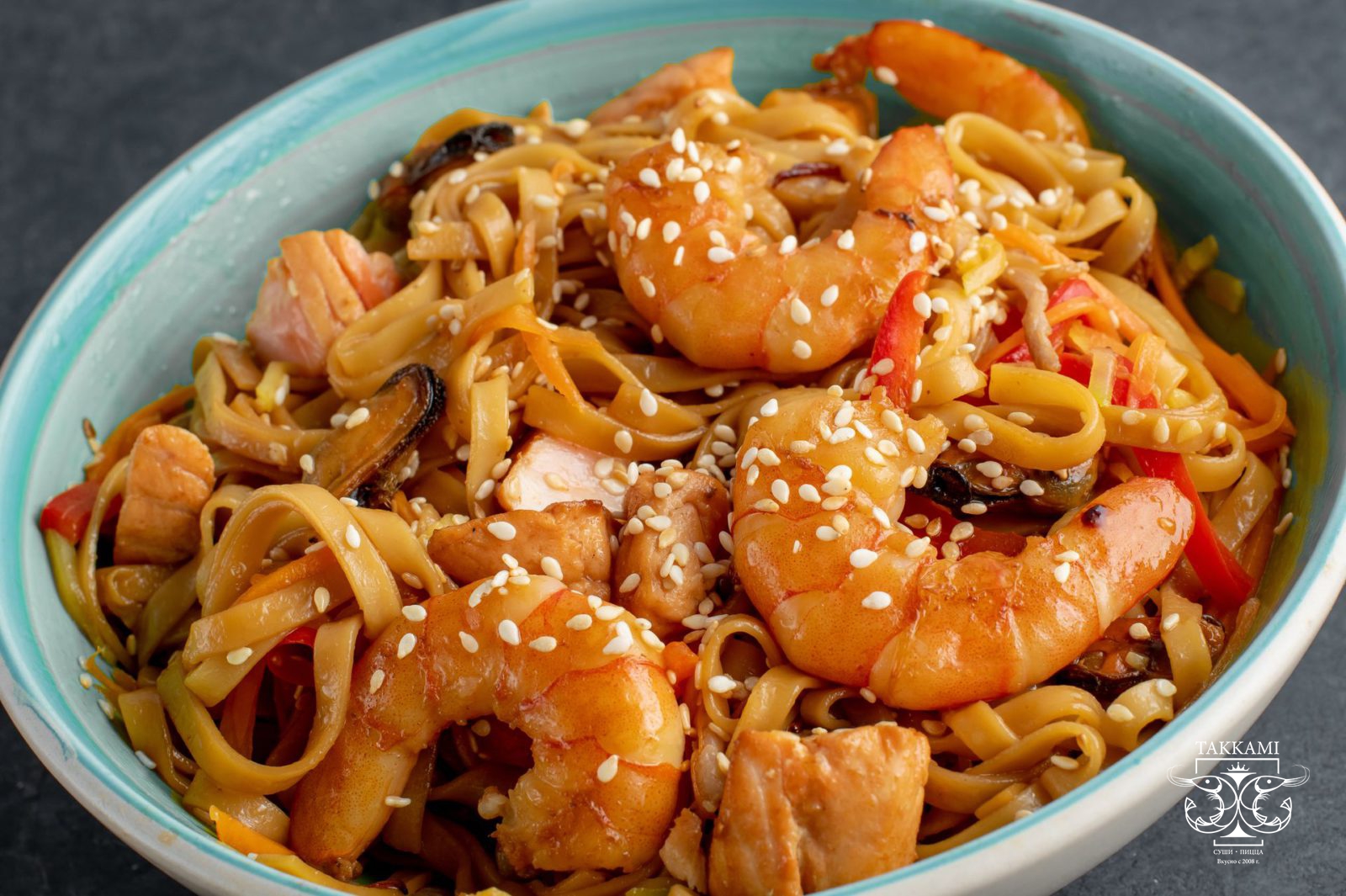 Wok с лососем и королевской креветкой