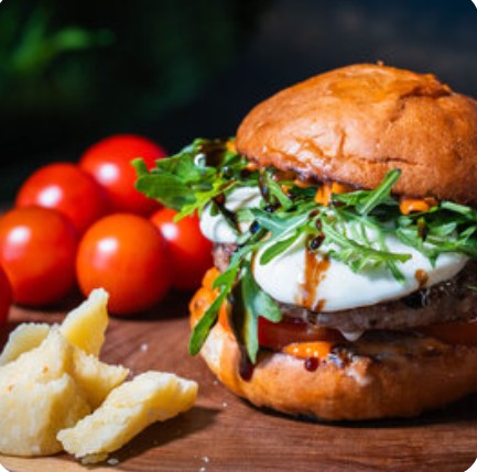 Бургер с рукколой, моцареллой и печеными овощами