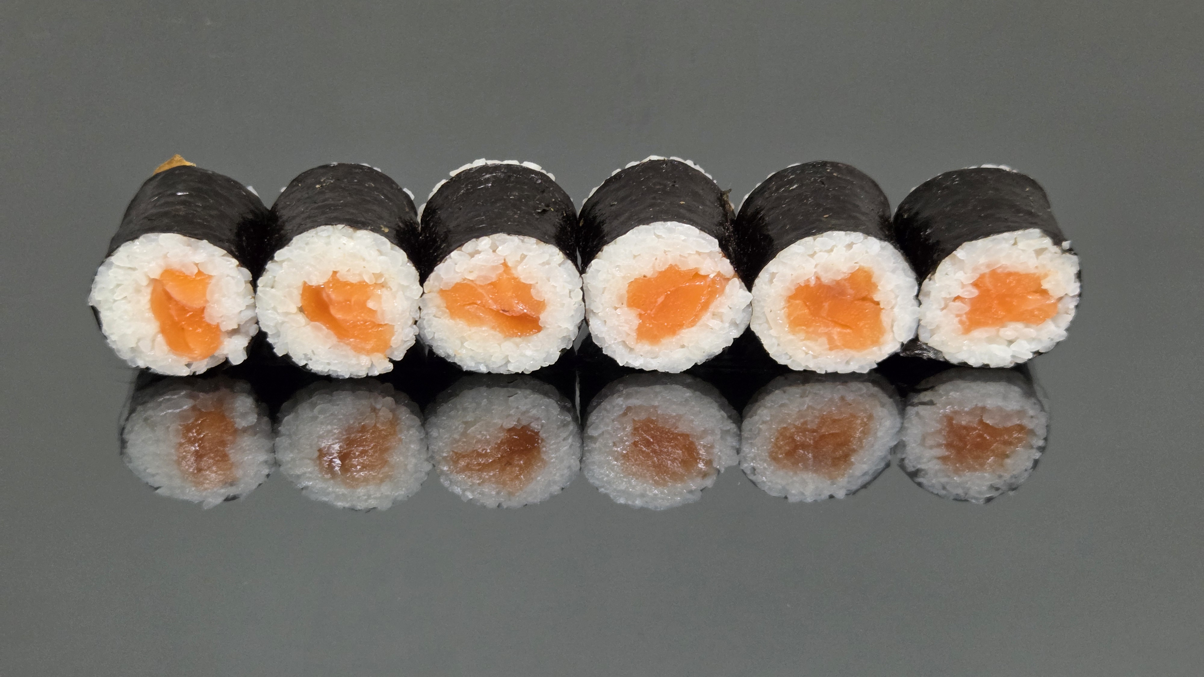 Маки с лососем