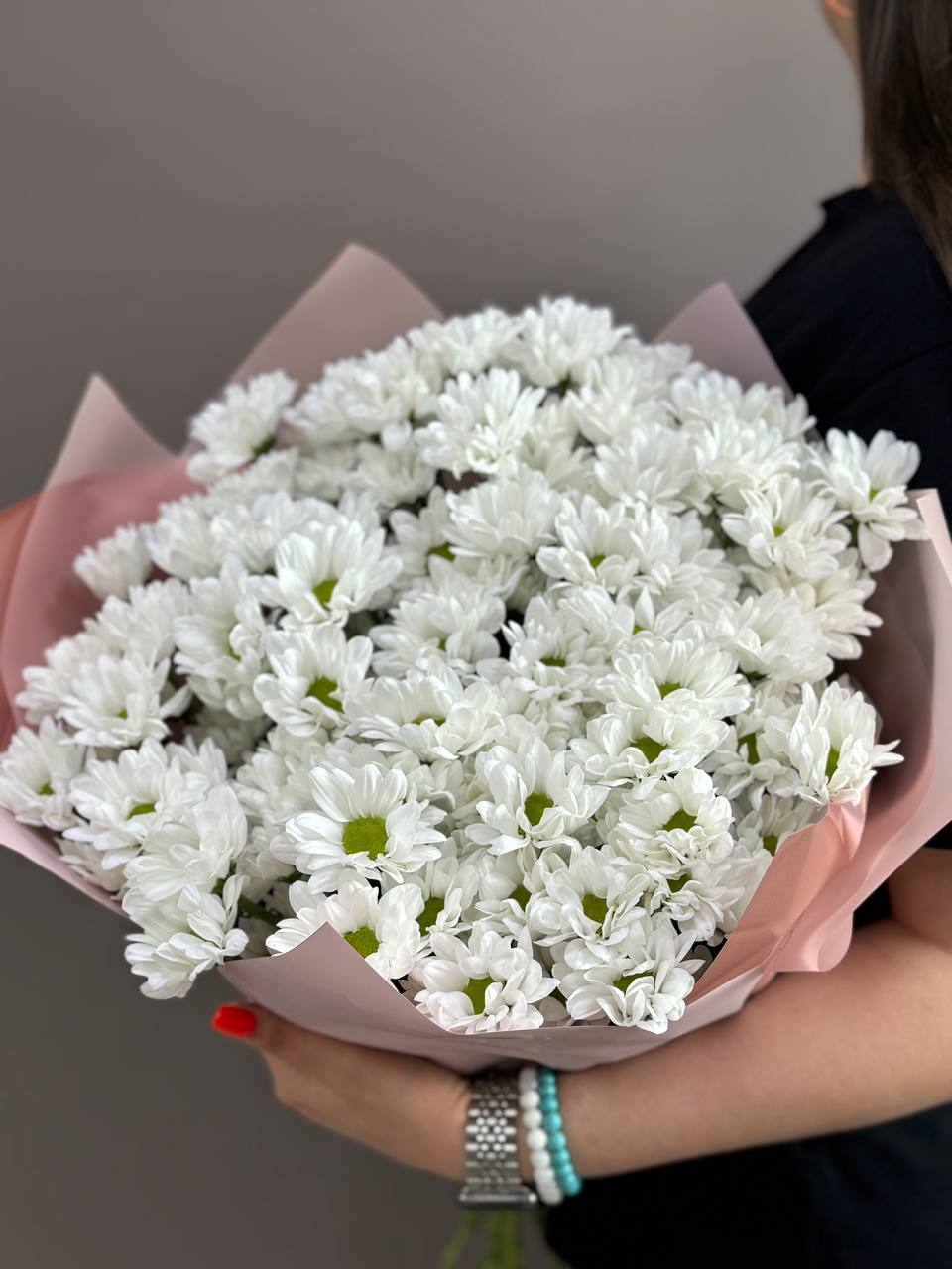Букет из 15 белых кустовых хризантем