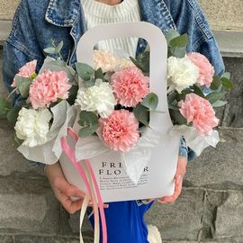 Нежный микс диантусов с эвкалиптом в сумочке