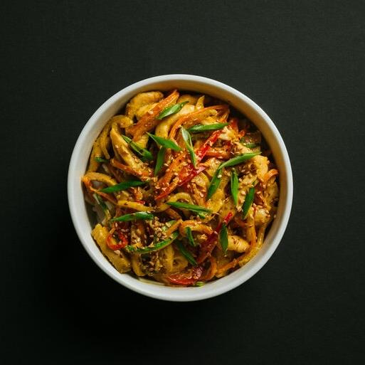 Лапша с цыпленком в соусе карри
