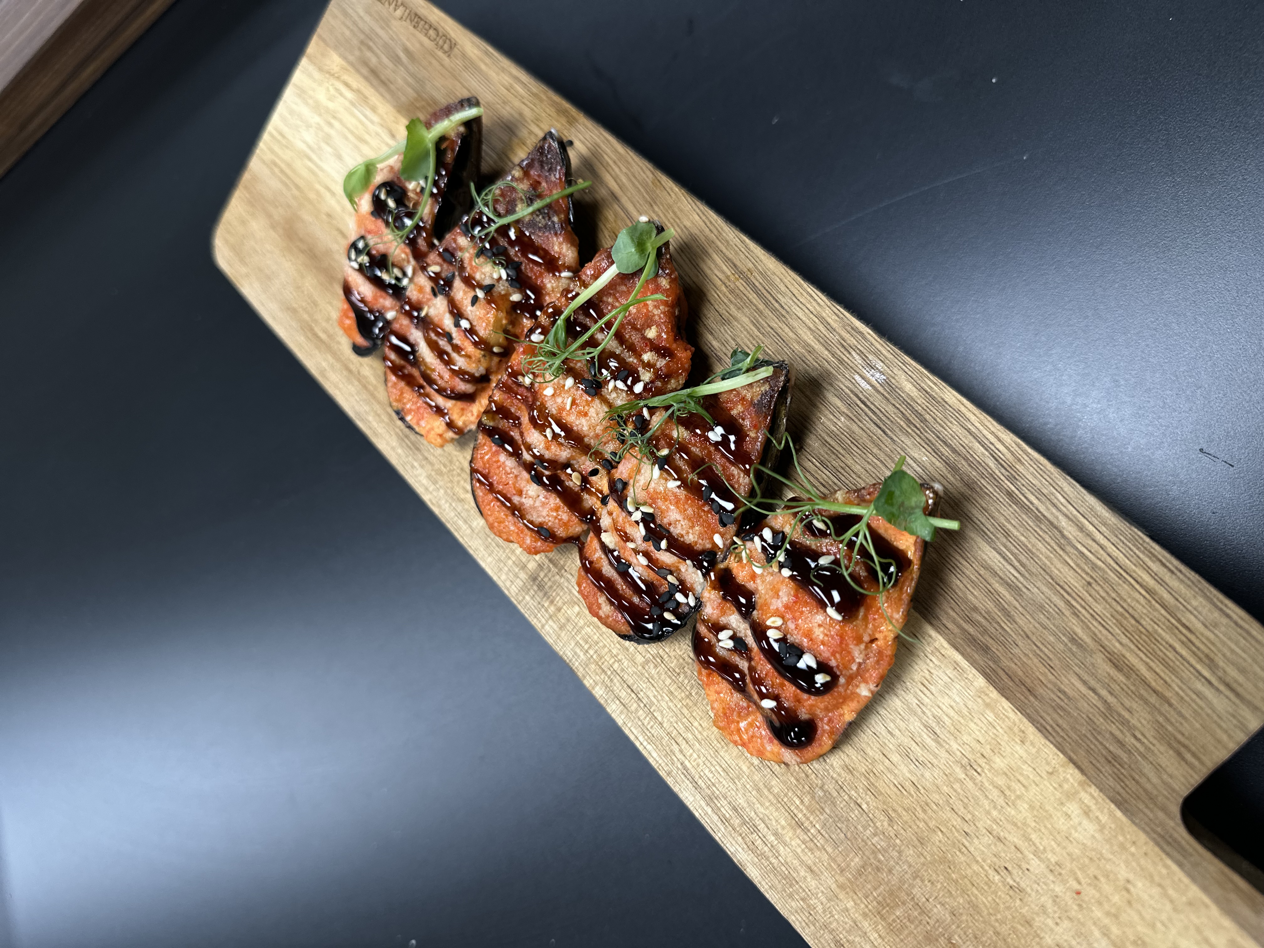 Мидии под соусом спайси