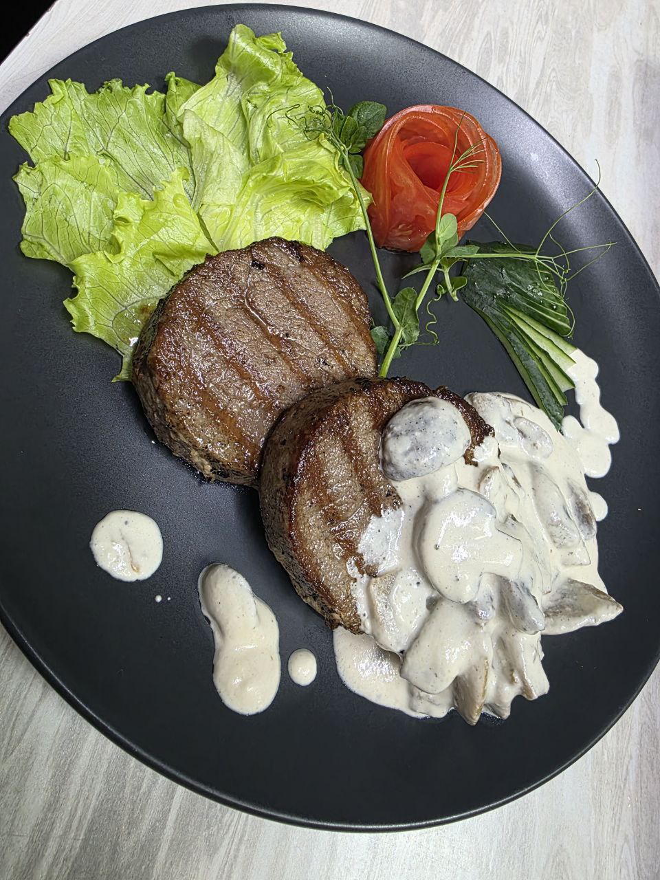 Медальоны из говяжьего языка с соусом