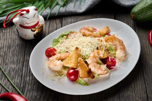 Салат цезарь с тигровыми креветками