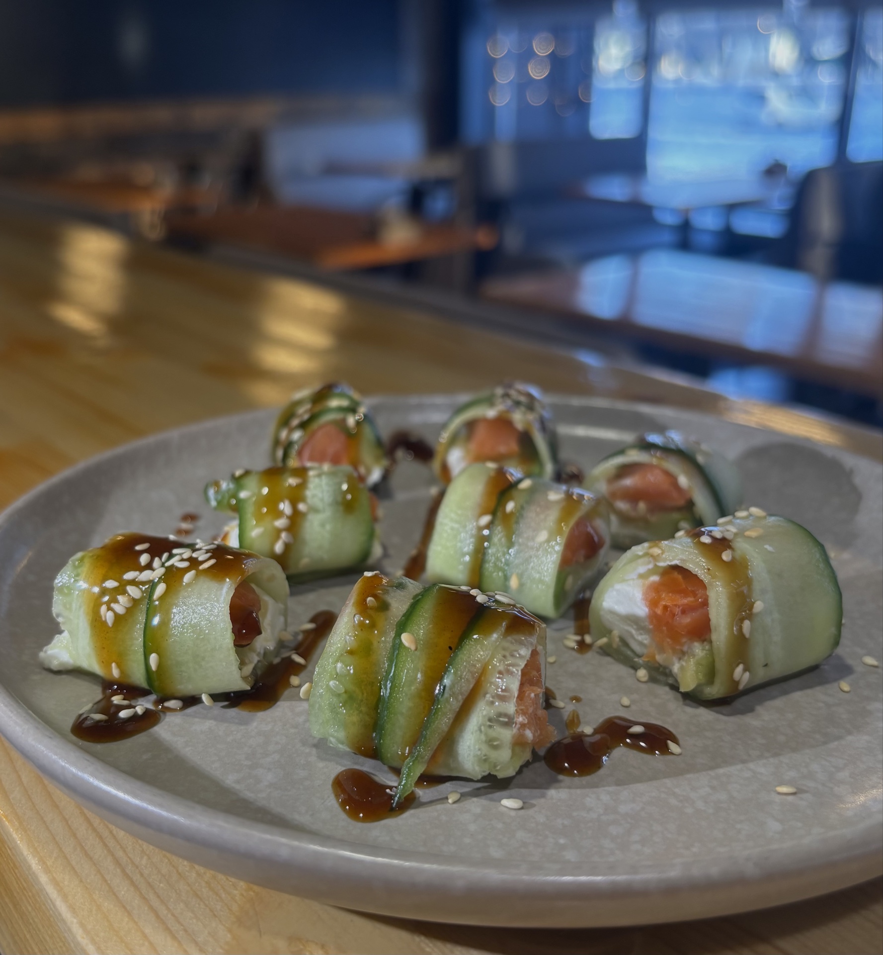 Рулетик с копчёной форелью