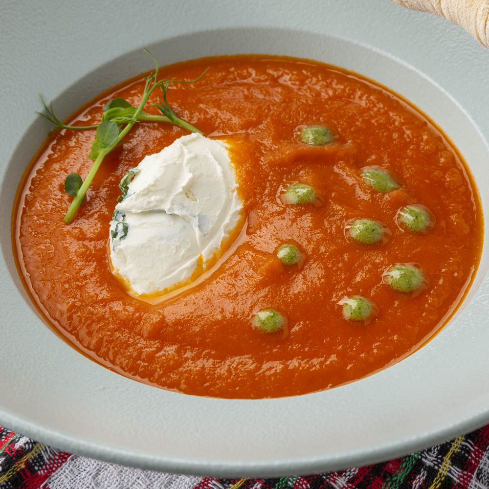 Суп-пюре из копченых томатов с кремчизом