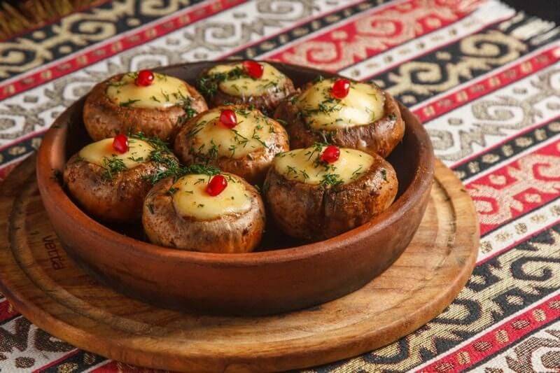 Шампиньоны, запечённые с сыром в кеци