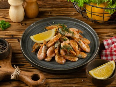 Креветка пивная, жареная с чесноком