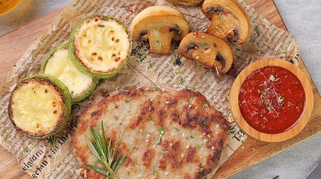 Большая отбивная из свинины с кабачками гриль и шампиньонами