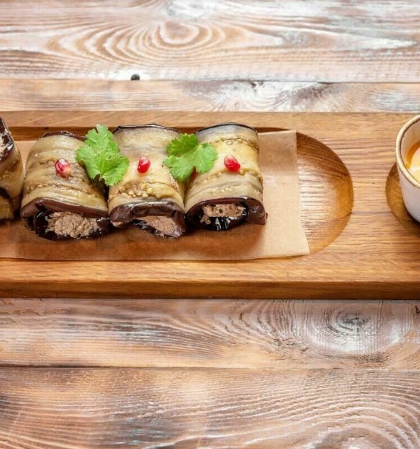 Рулетики из баклажанов с грецким орехом