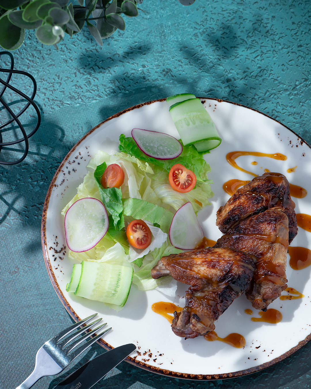 Куриные крылышки в сладко-острой глазури с соусом на выбор