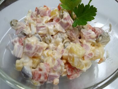 Салат Оливье с ветчиной