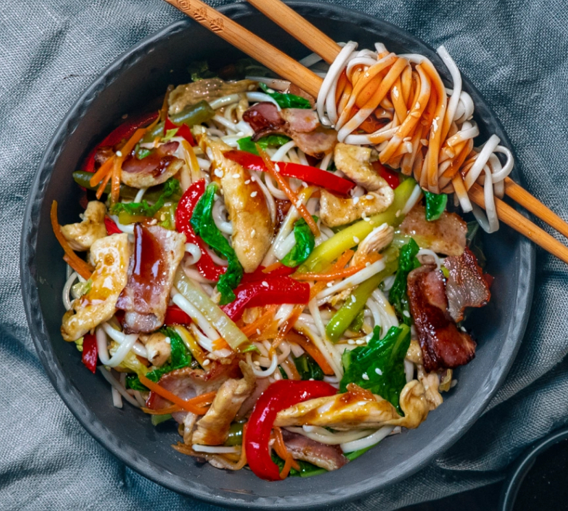 Лапша с курицей и беконом терияки