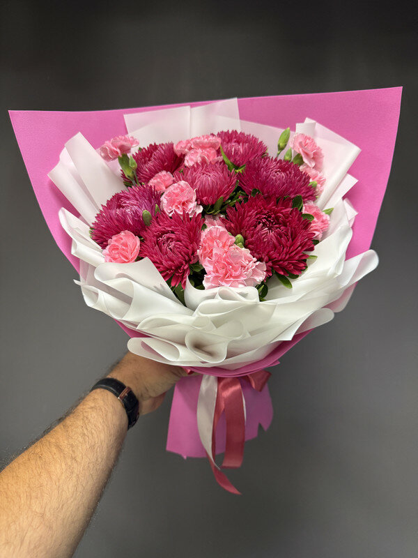 Букет из астр и диантусов