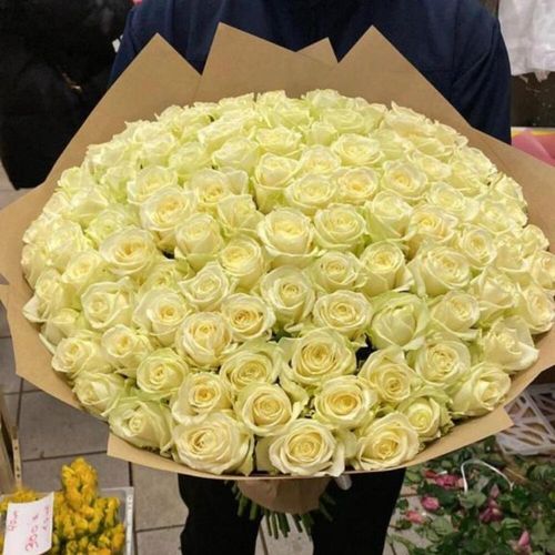 101 белая роза в крафте 