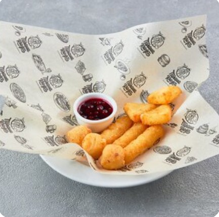 Сырные крокеты с ягодным соусом