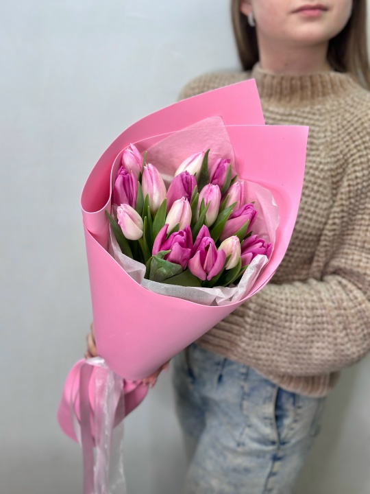 Микс розовых тюльпанов 15 штук в упаковке