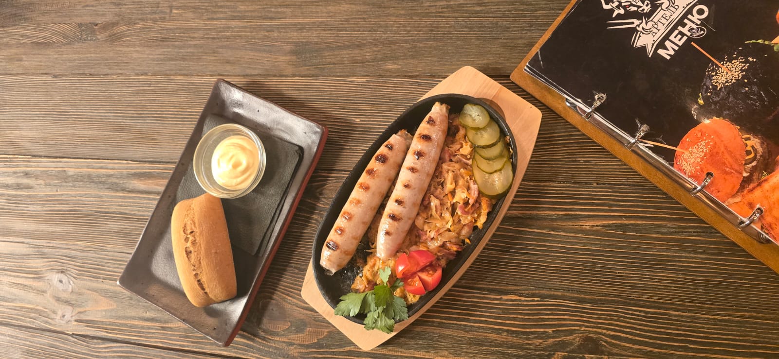 Колбаски гриль куриные с тушеной капустой в сливках