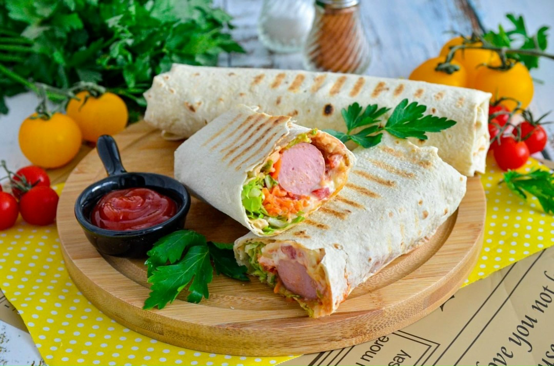 Двойная сосиска в лаваше с сыром