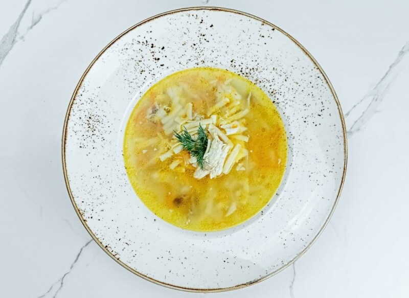 Куриный суп с яйцом пашот