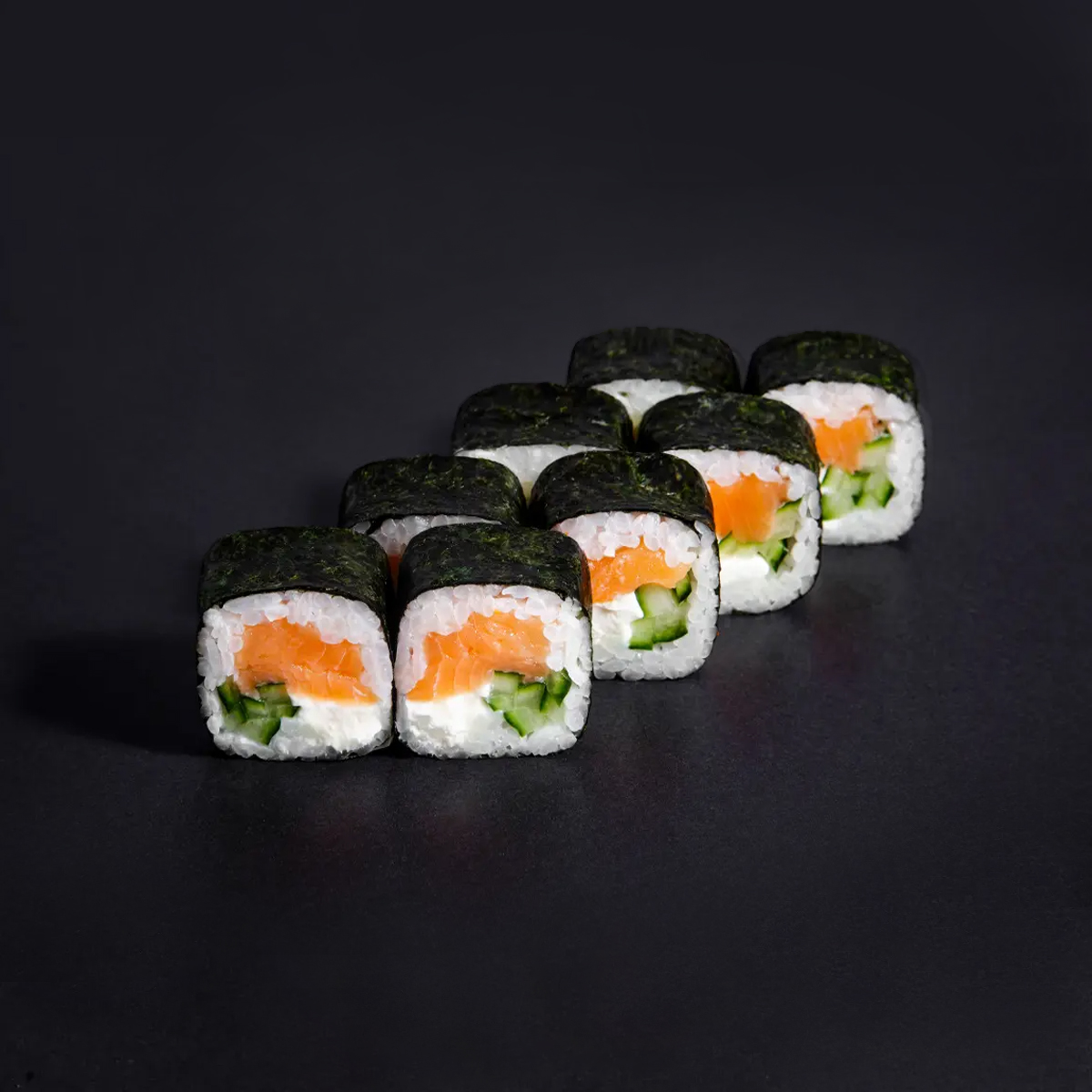 Ролл с лососем, огурцом и сыром