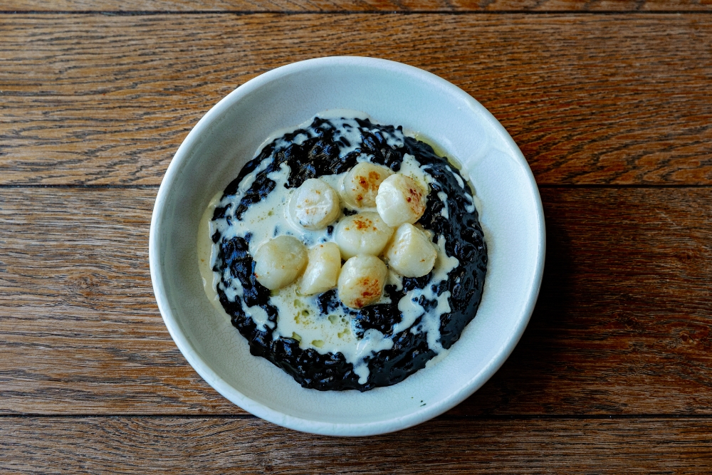 Ризотто black & white с морским гребешком