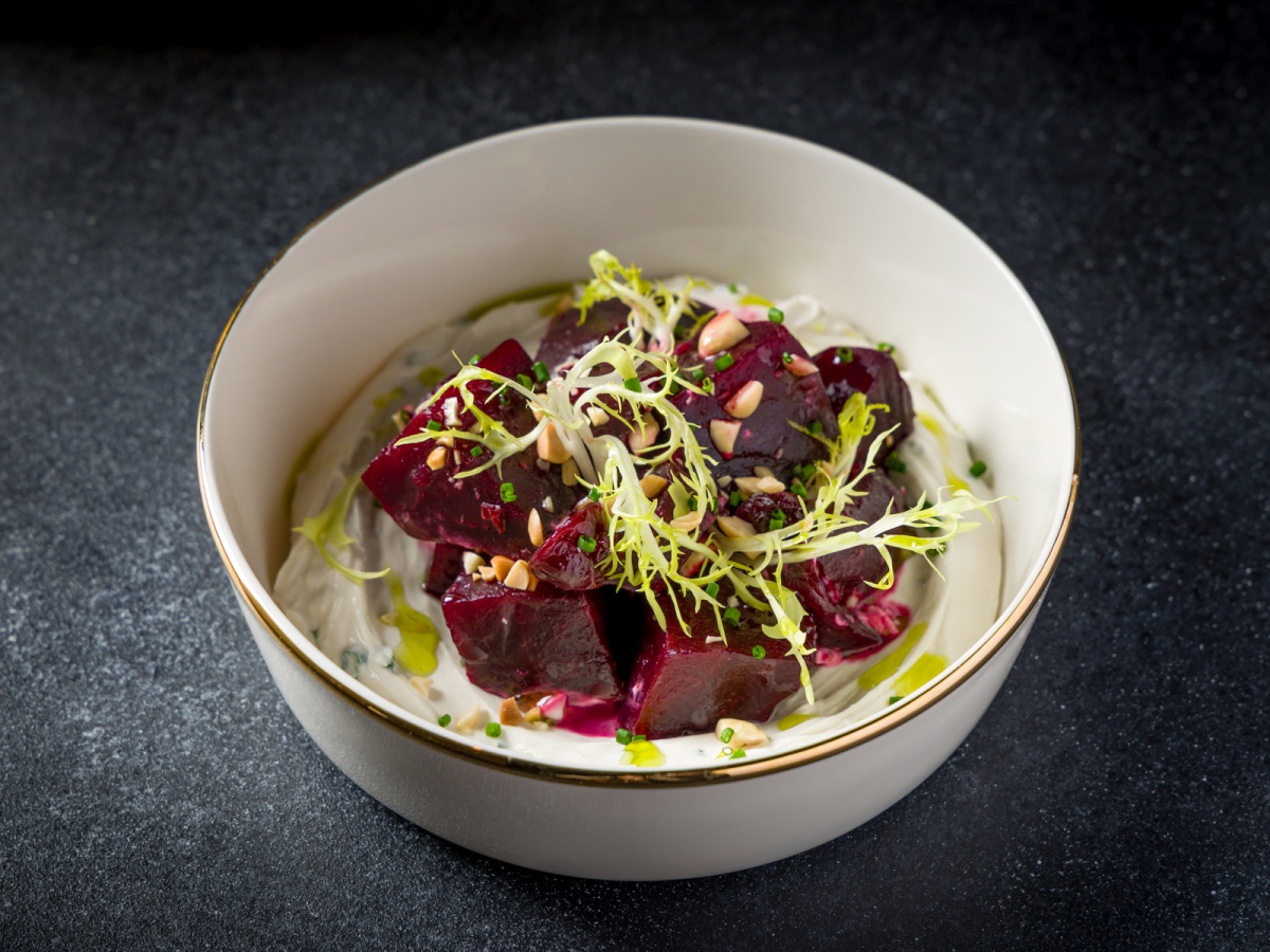 Салат со свеклой и сливочно-сырным соусом