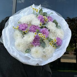 Стойкий букет хризантем с диантусами purple