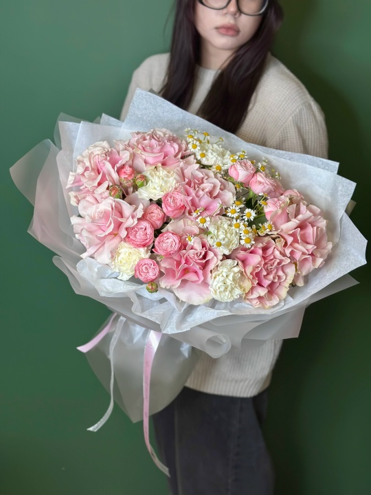Букет с французскими розами ,ромашками ,гвоздиками и кустовыми розами