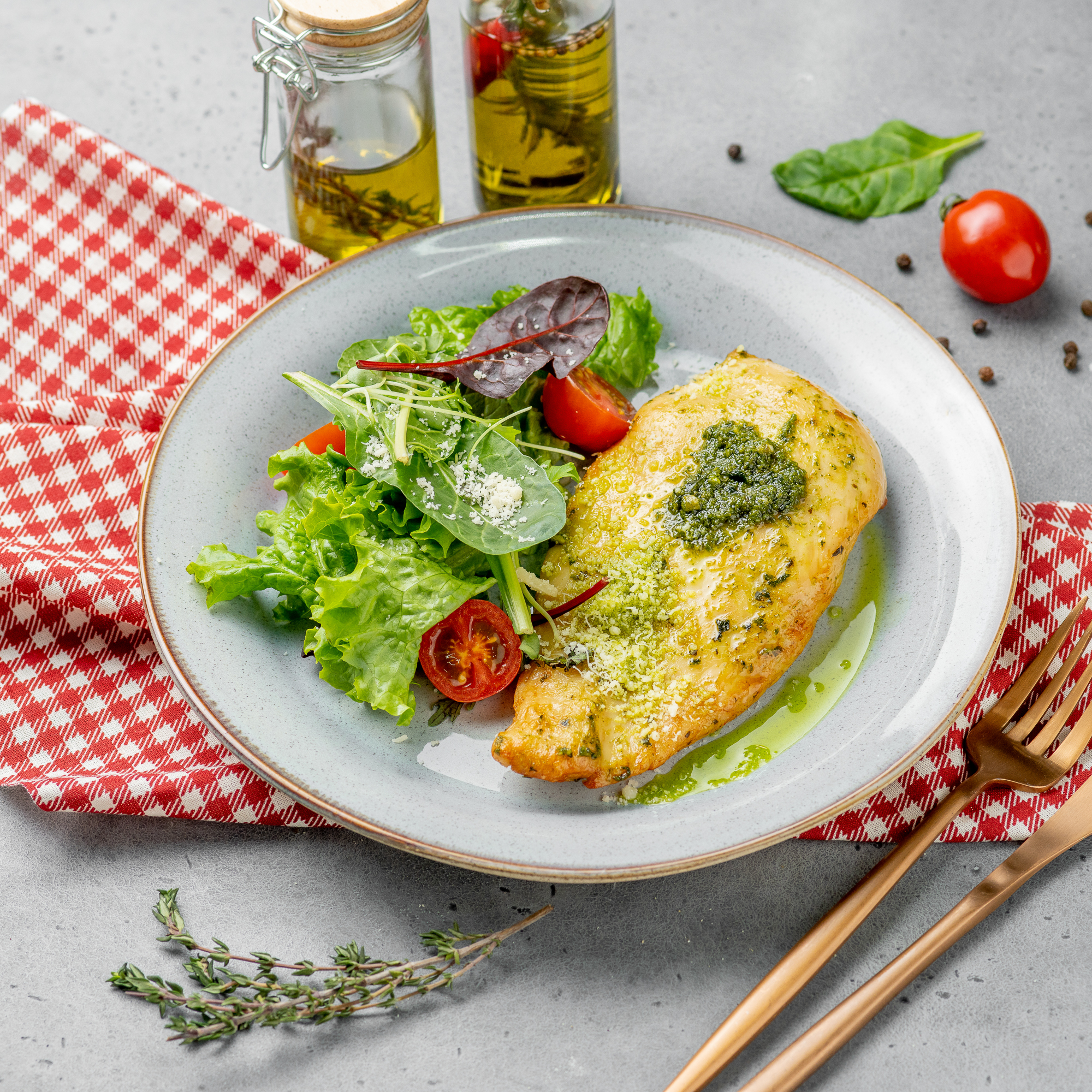 Стейк из куриной грудки с микс салатом и Песто