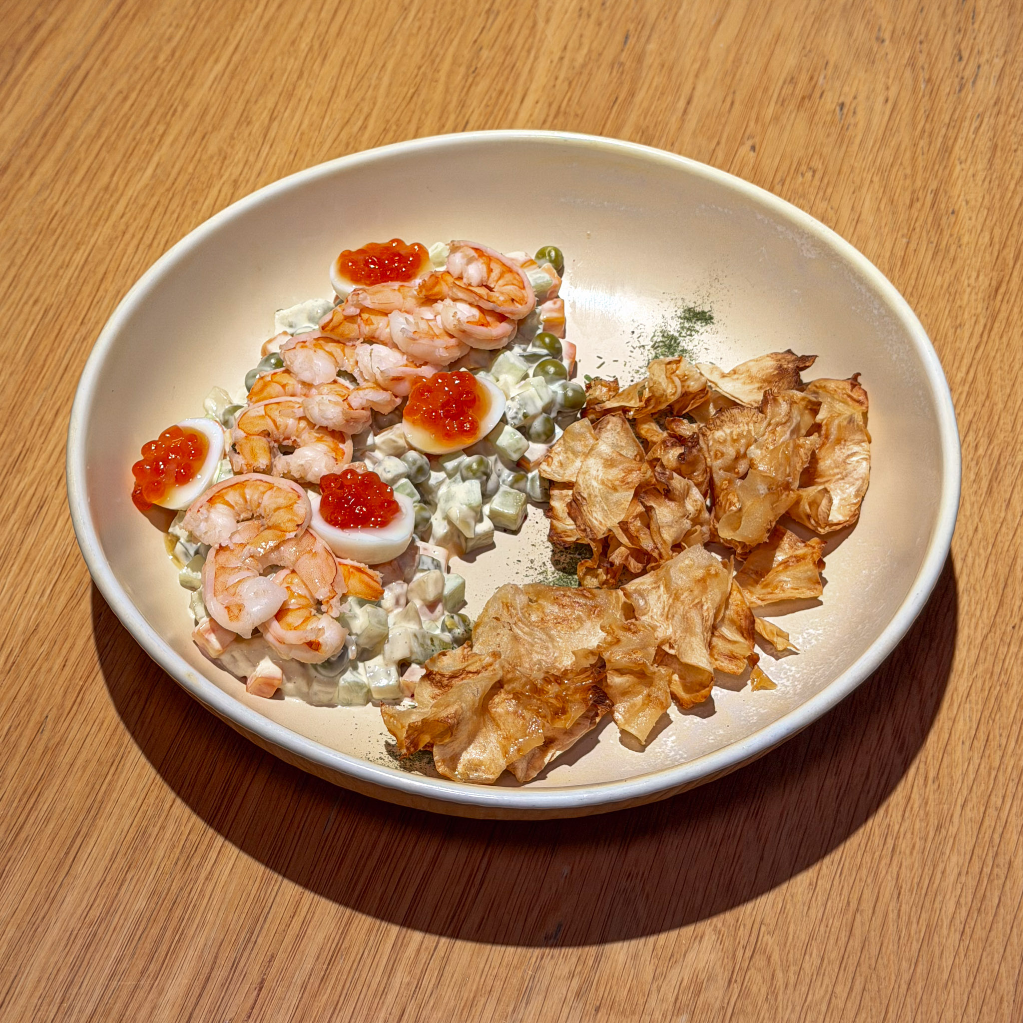 Оливье с тигровыми креветками и красной икрой