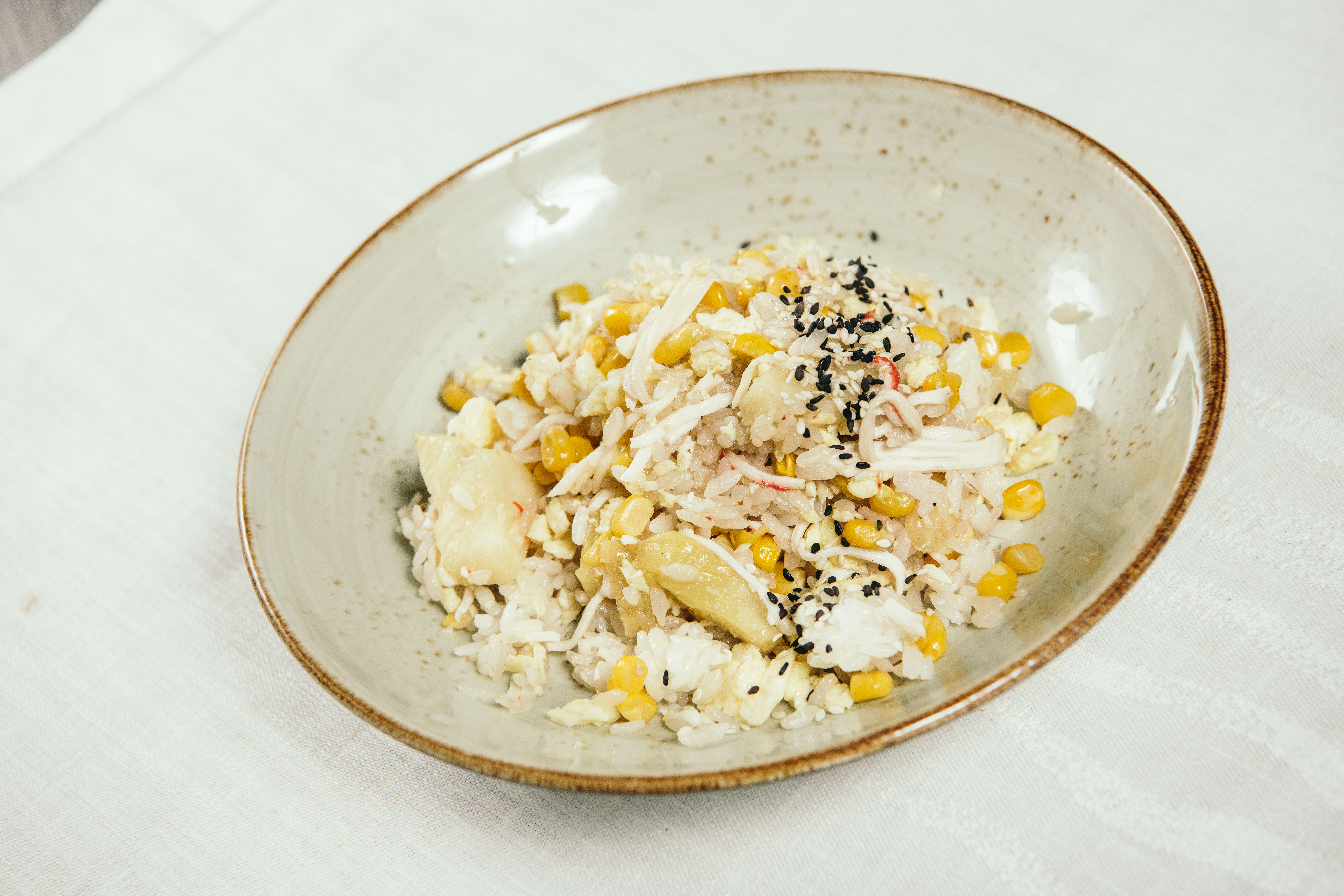 Рис со снежным крабом и ананасами