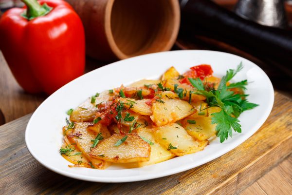 Картофель, жаренный с луком и томатом