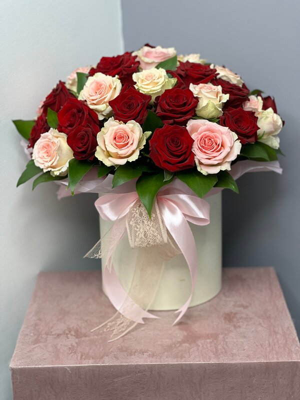 Шляпная коробка из 35 роз