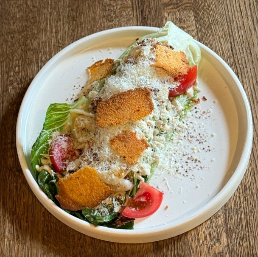 Цезарь на гриле с кальмаром