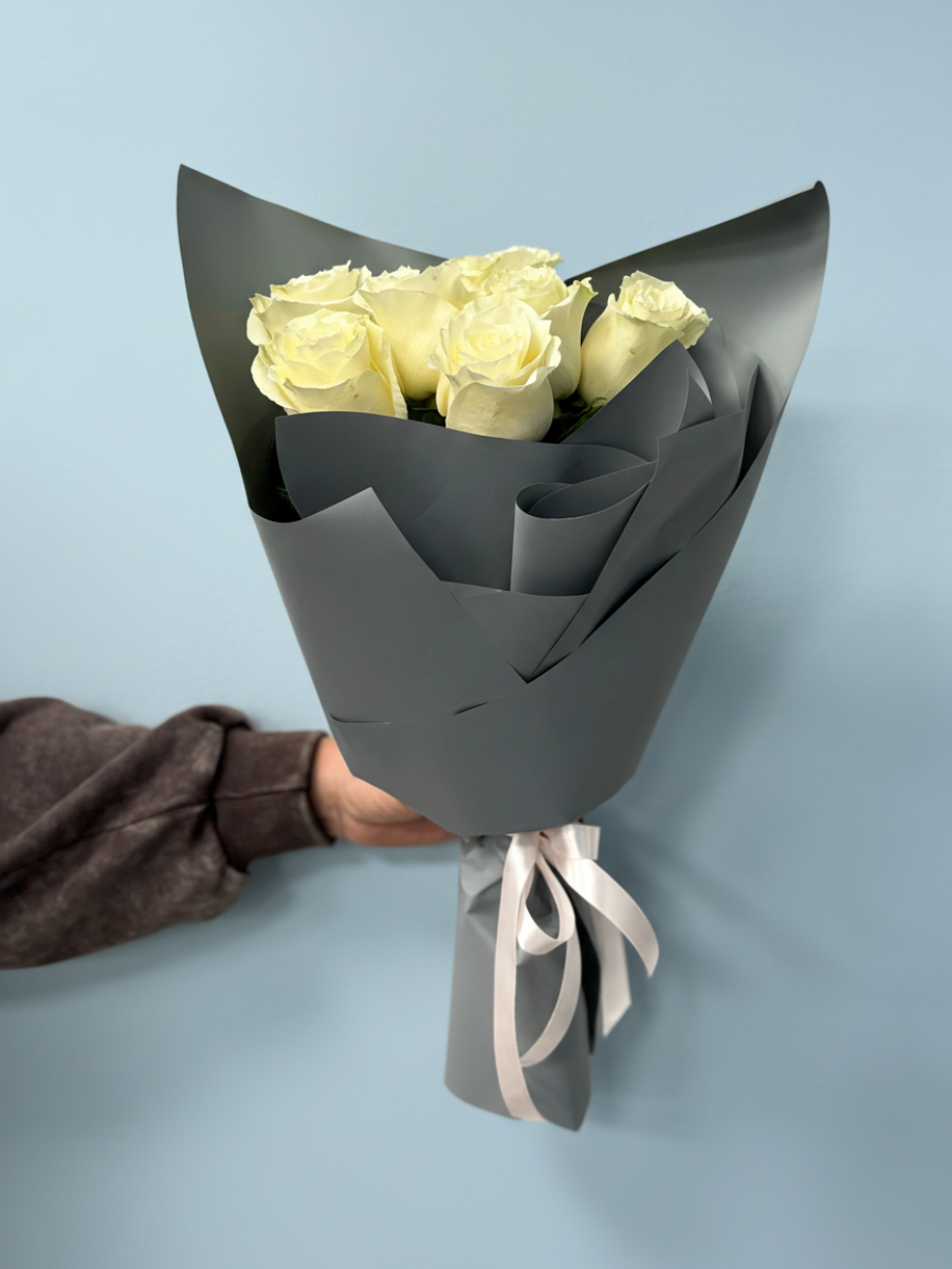 Букет из 7 белых роз в упаковке