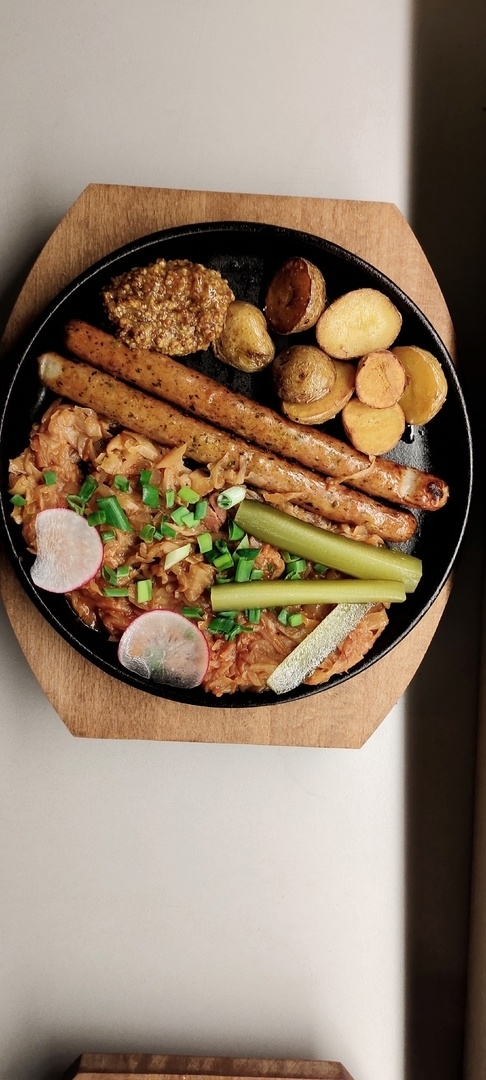Колбаски франконские с картофелем, тушеной в пиве капустой и горчицей