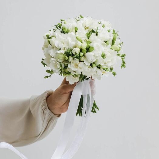 Букет невесты из фрезии