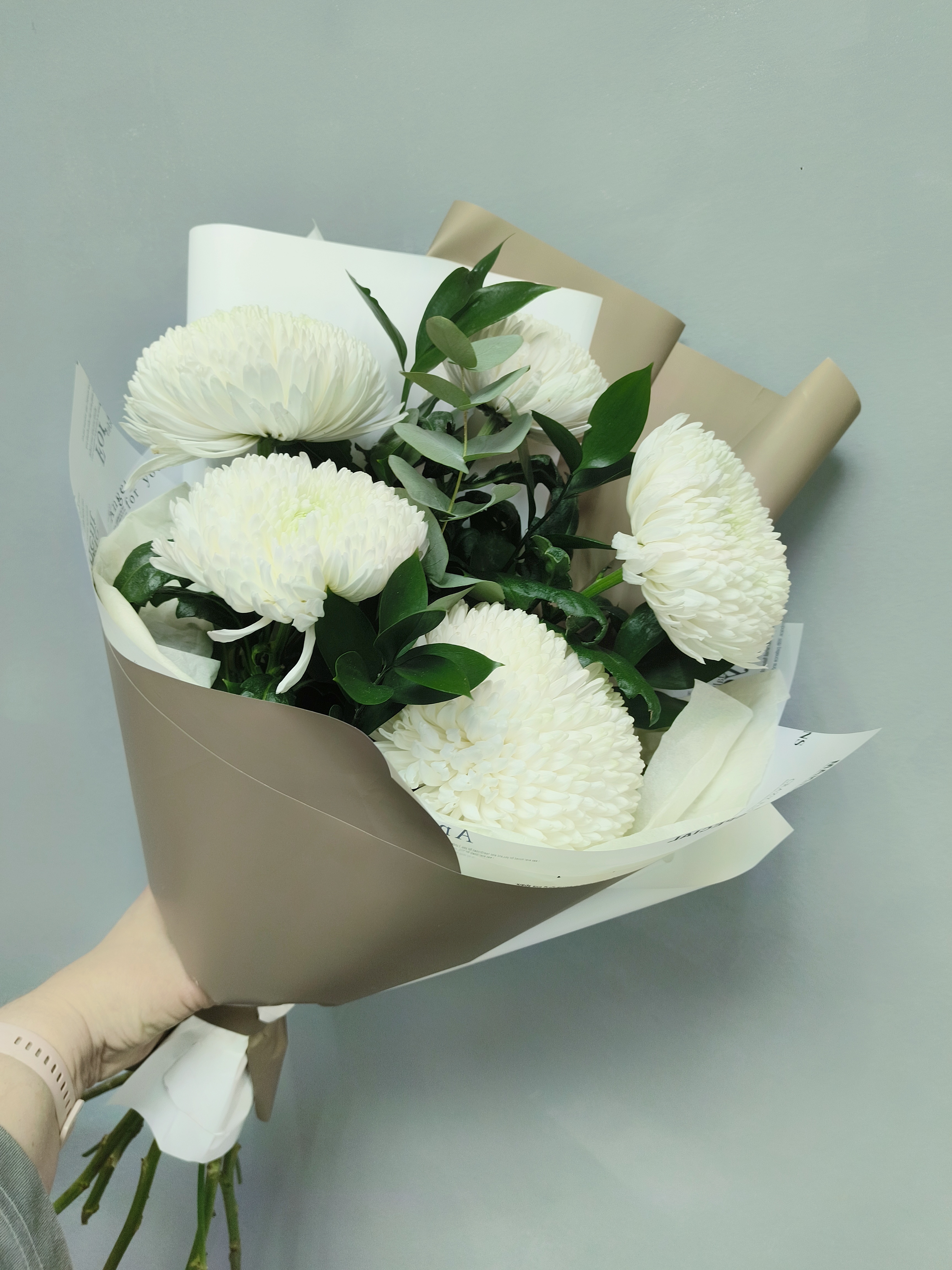 Букет из белых хризантем