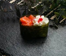 Гункан лосось и сыр