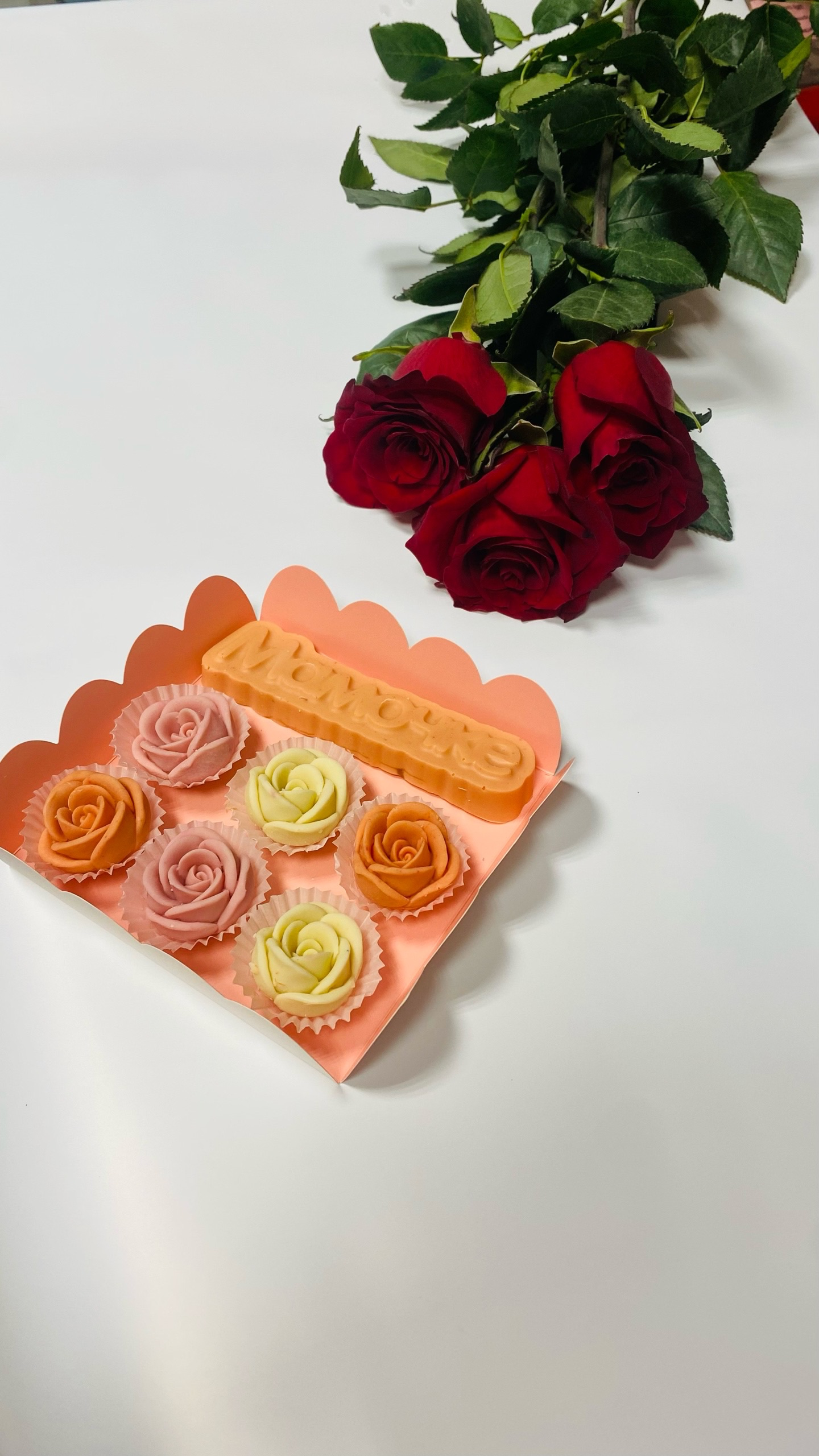 Шоколадный набор и 3 розы 