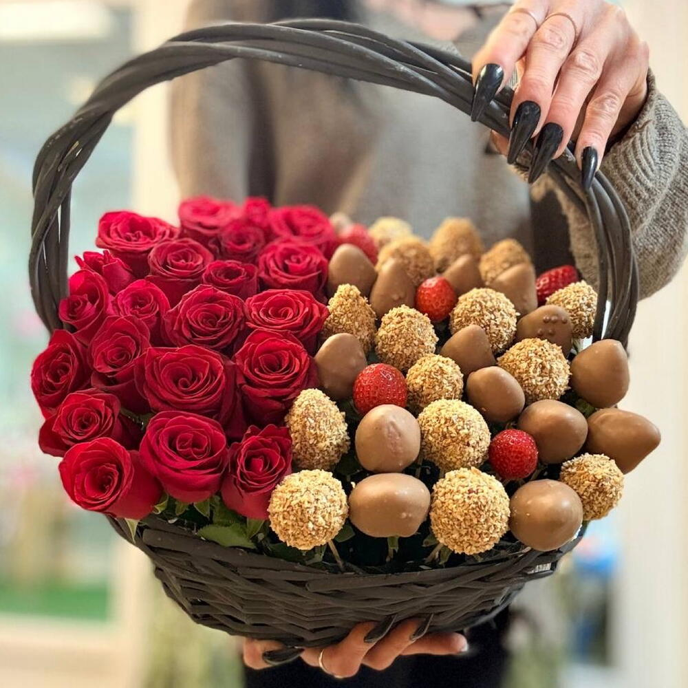 Клубника в шоколаде и розы ароматно и вкусно