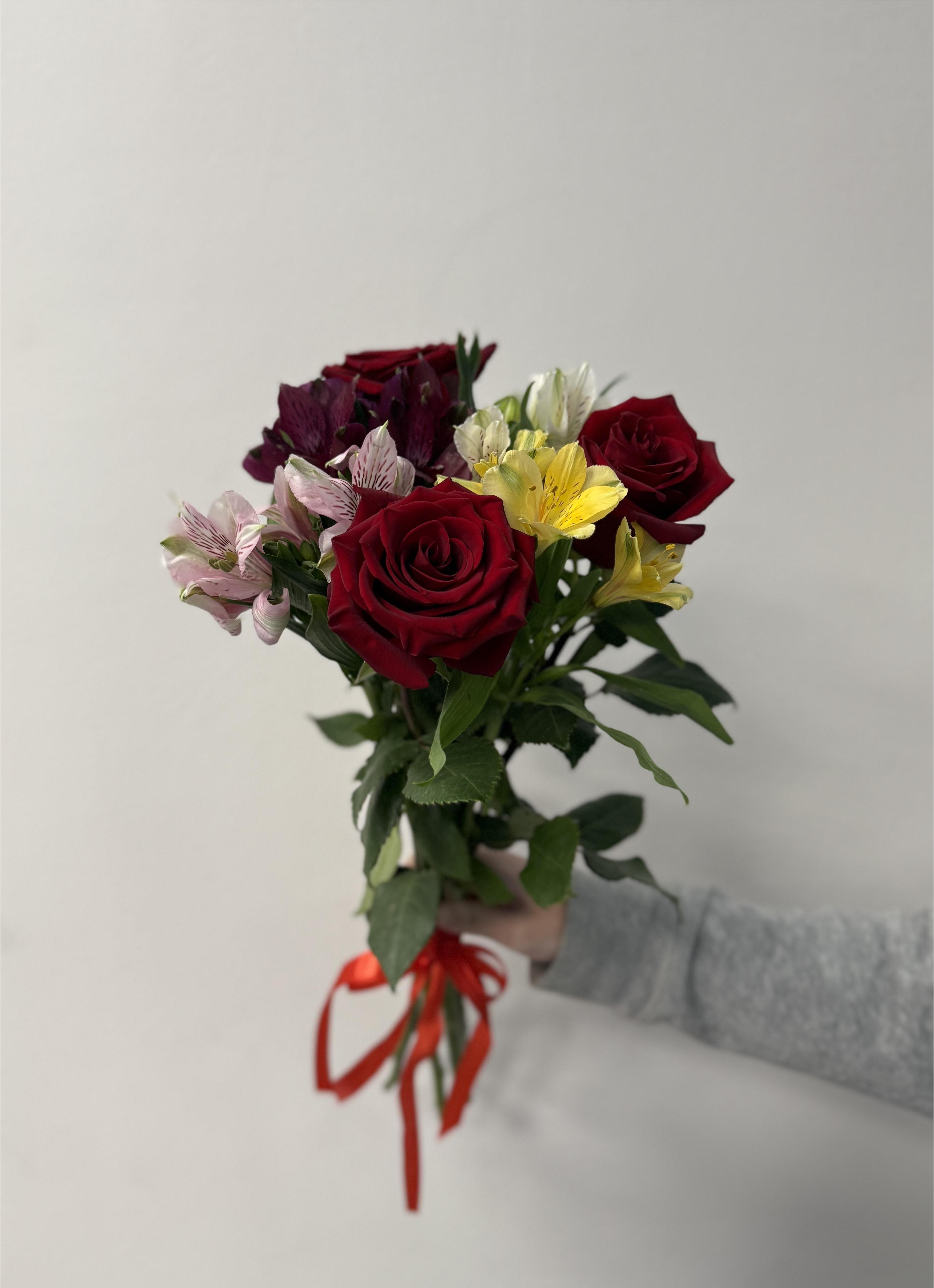 Букет из 4 альстромерий микс и 3 красных роз Эквадор 50 см