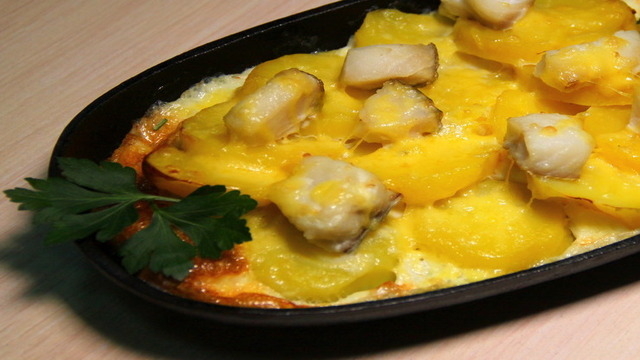 Треска с картофелем, сыром и яйцом